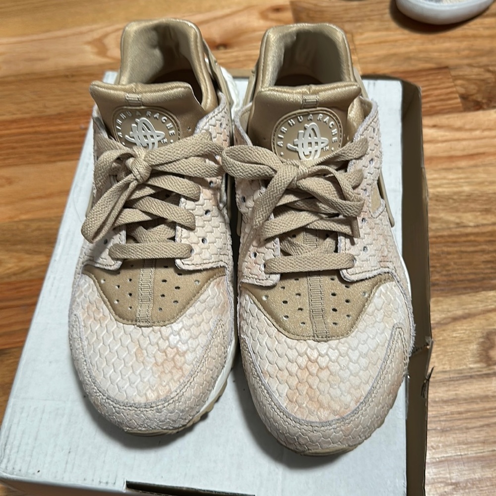 Nike Huarache Snakeprint Women size 8